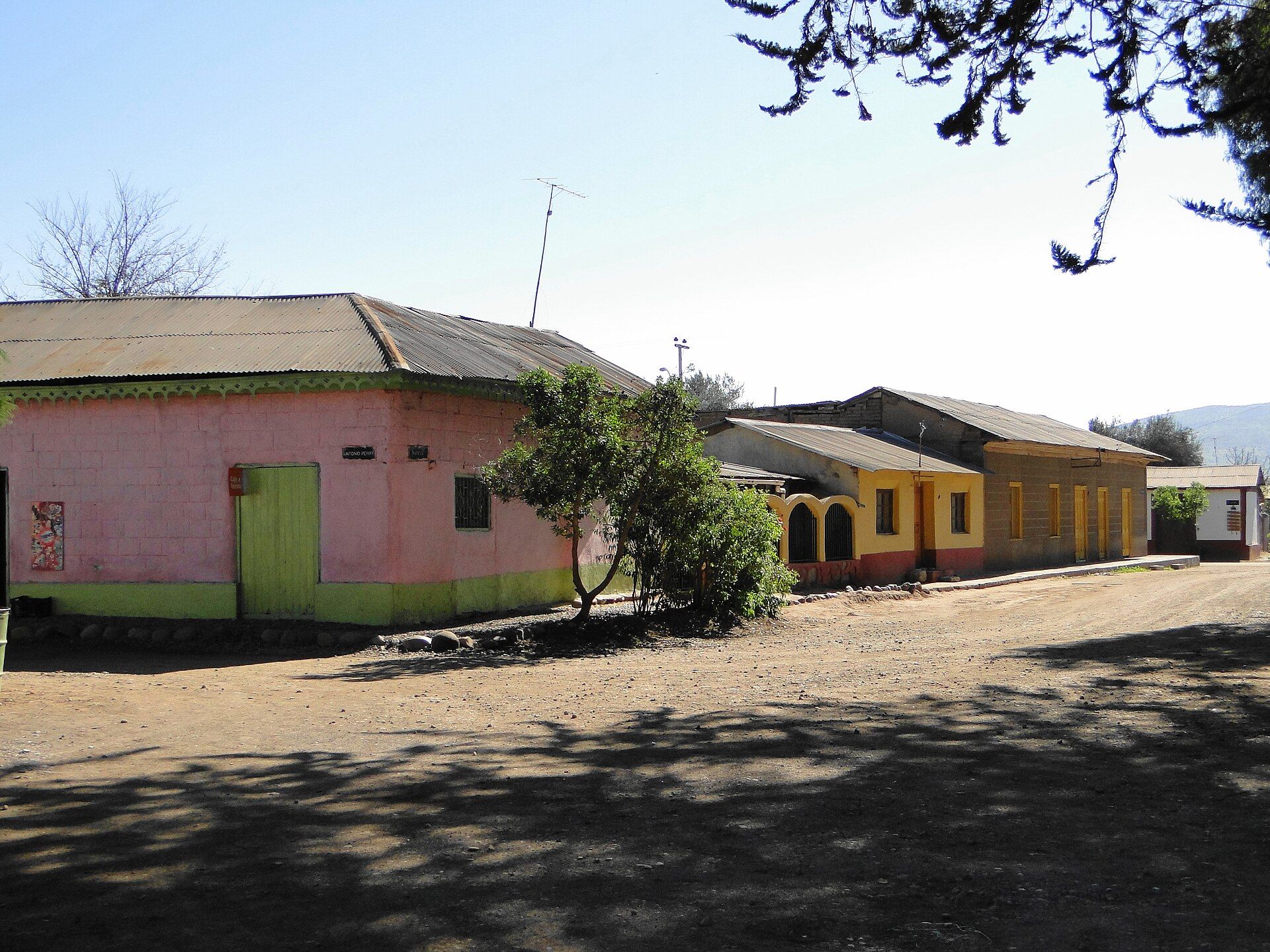 Calle de Barraza. Casas de un piso con fachada continua.