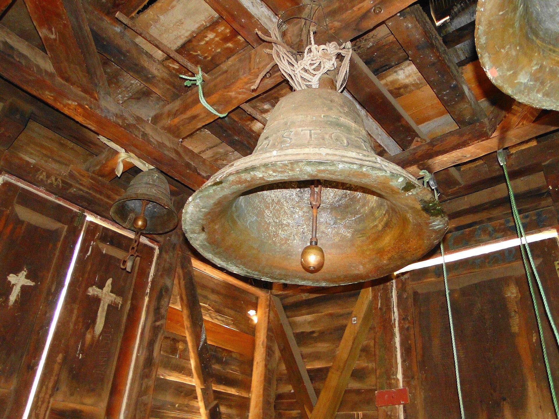 Campanario de Barraza. Campanas de bronce en la estructura de madera de la torre.