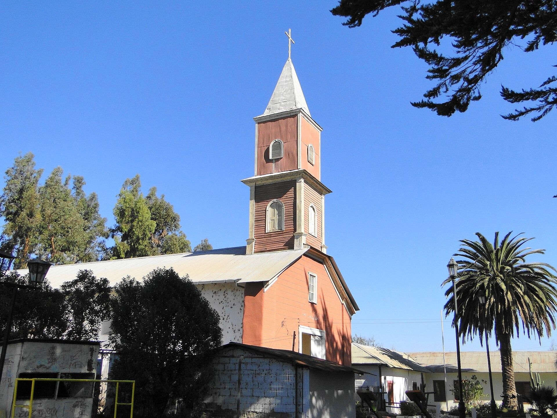 Iglesia de Barraza desde la plaza. Monumento Histórico desde 1977.
