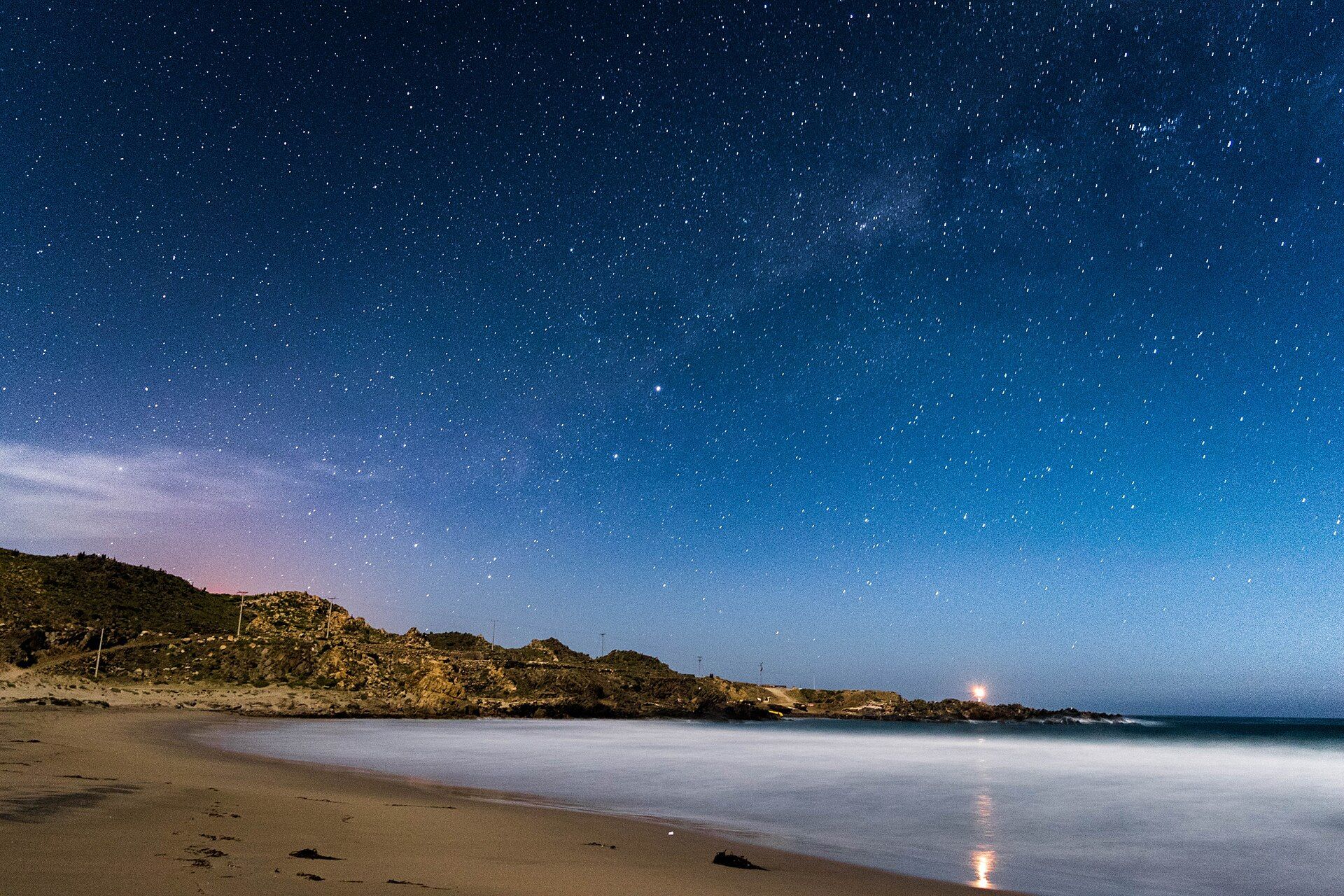 Caleta El Toro de noche. La Vía Láctea sobre la playa de la desembocadura del Limarí.