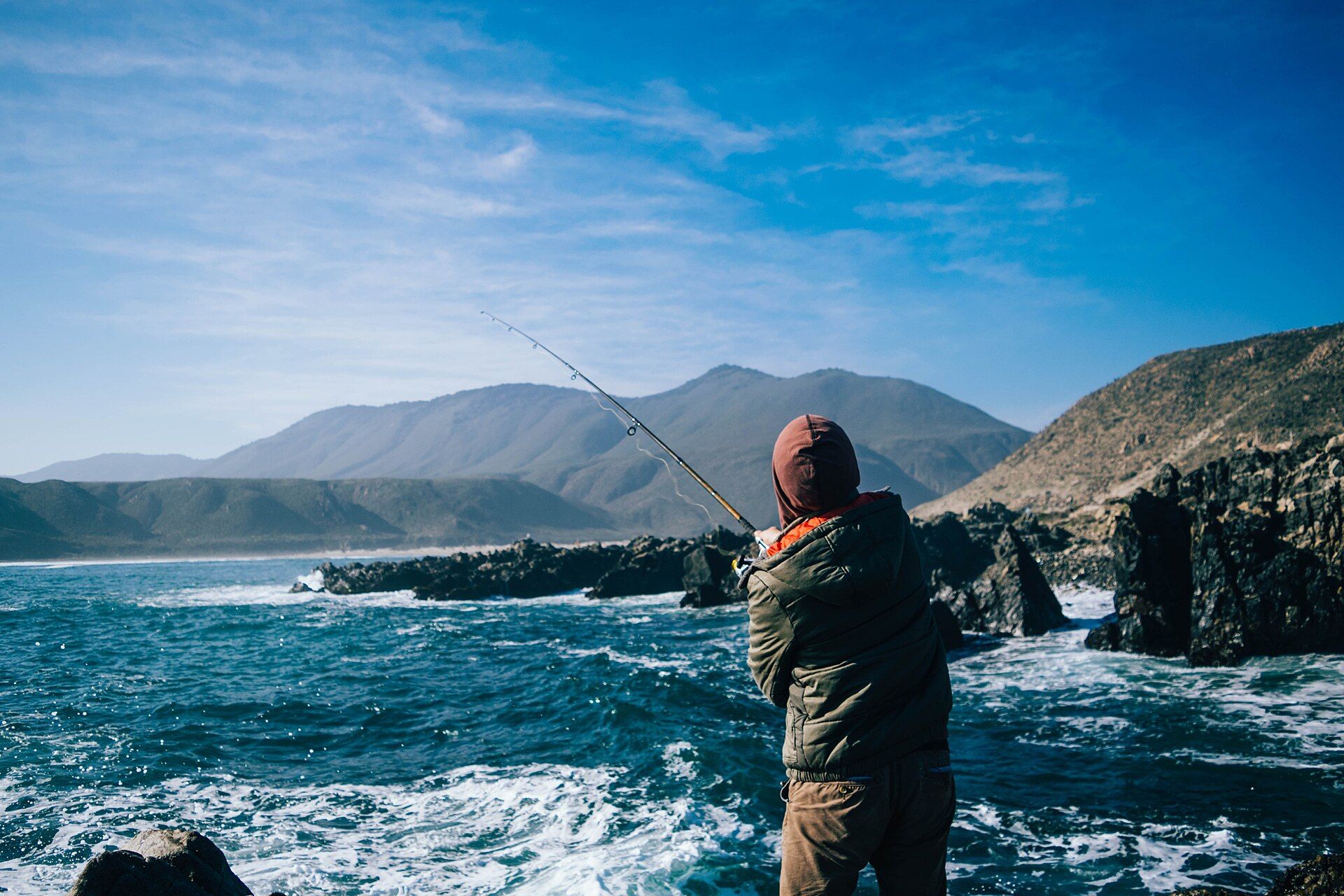 Caleta El Toro. Pesca con caña desde las rocas, junto a la desembocadura del Limarí.