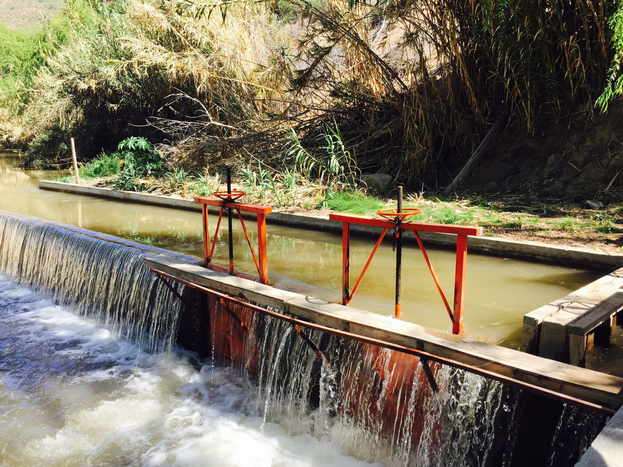 Canal El Palqui–Maurat–Semita. Compuertas el día de su reapertura tras el sismo de 2015.