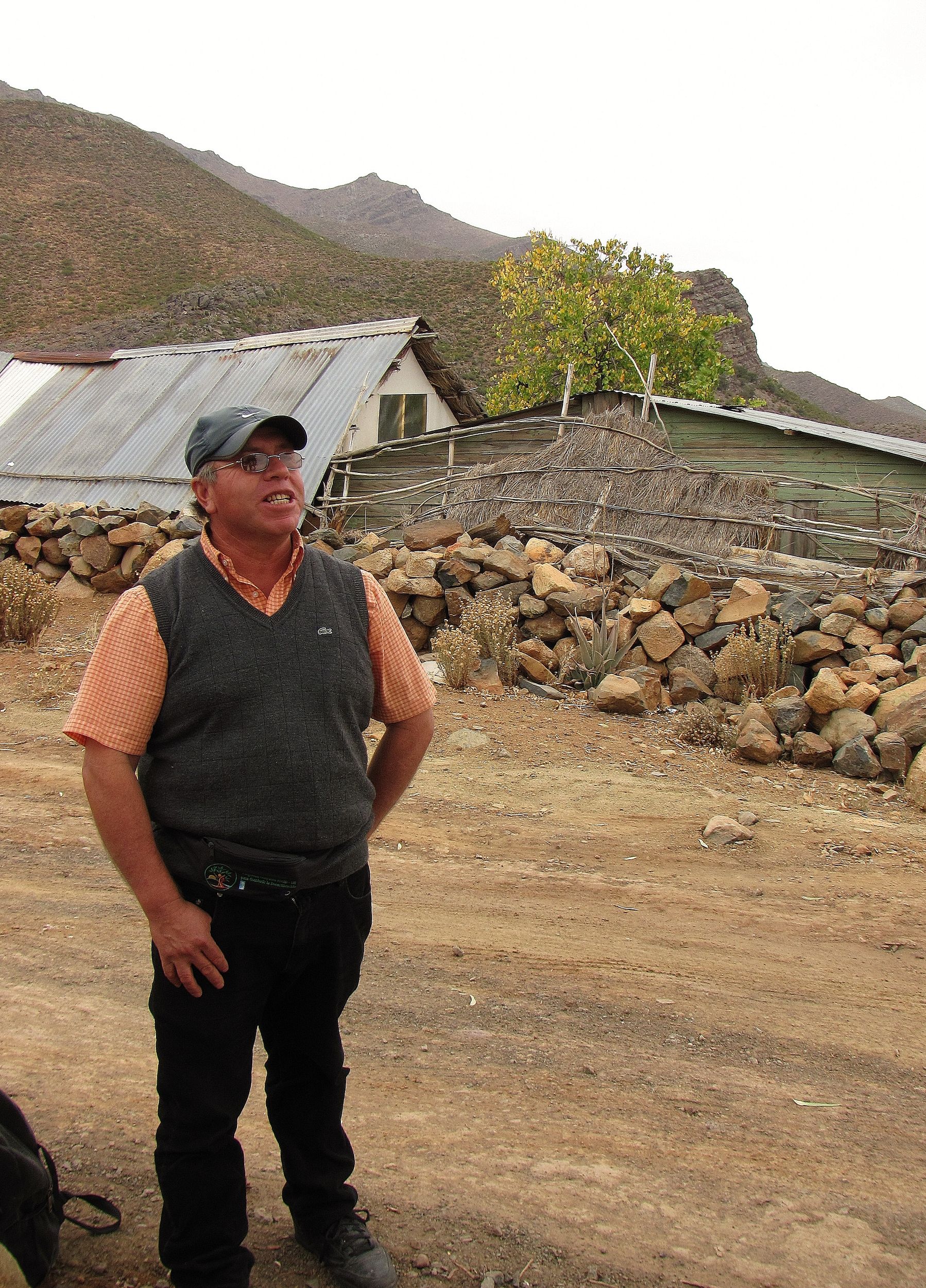 Comunero junto a una pirca y una ramada, Rodeo Viejo.