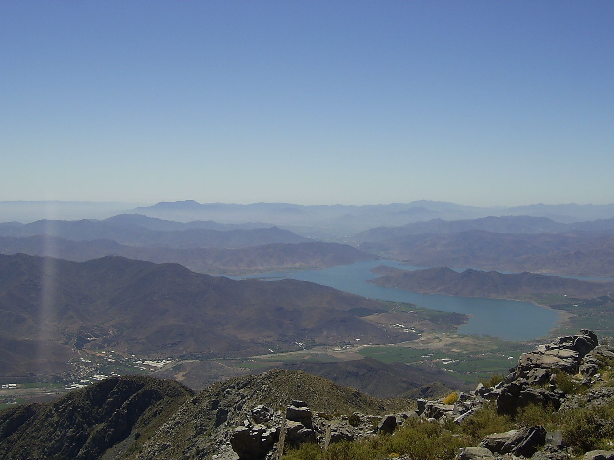 Embalse La Paloma desde el cerro Huatulame; abajo, los cultivos y el poblado de El Palqui.