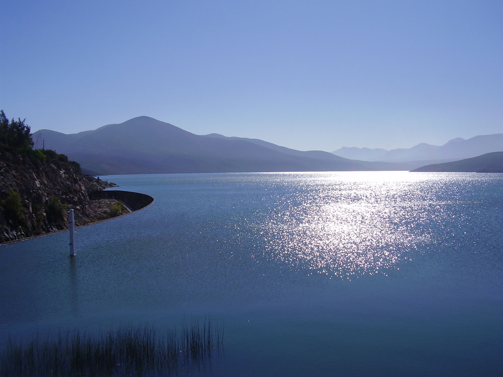 Embalse Recoleta con luz de mañana y su vertedero curvo, 2006.