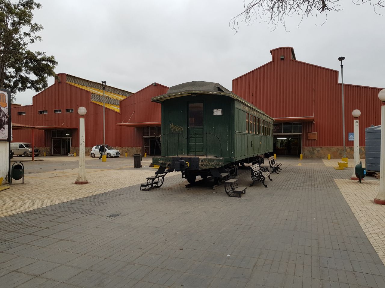 Feria Modelo de Ovalle. Galpones de la antigua maestranza y un coche de pasajeros.
