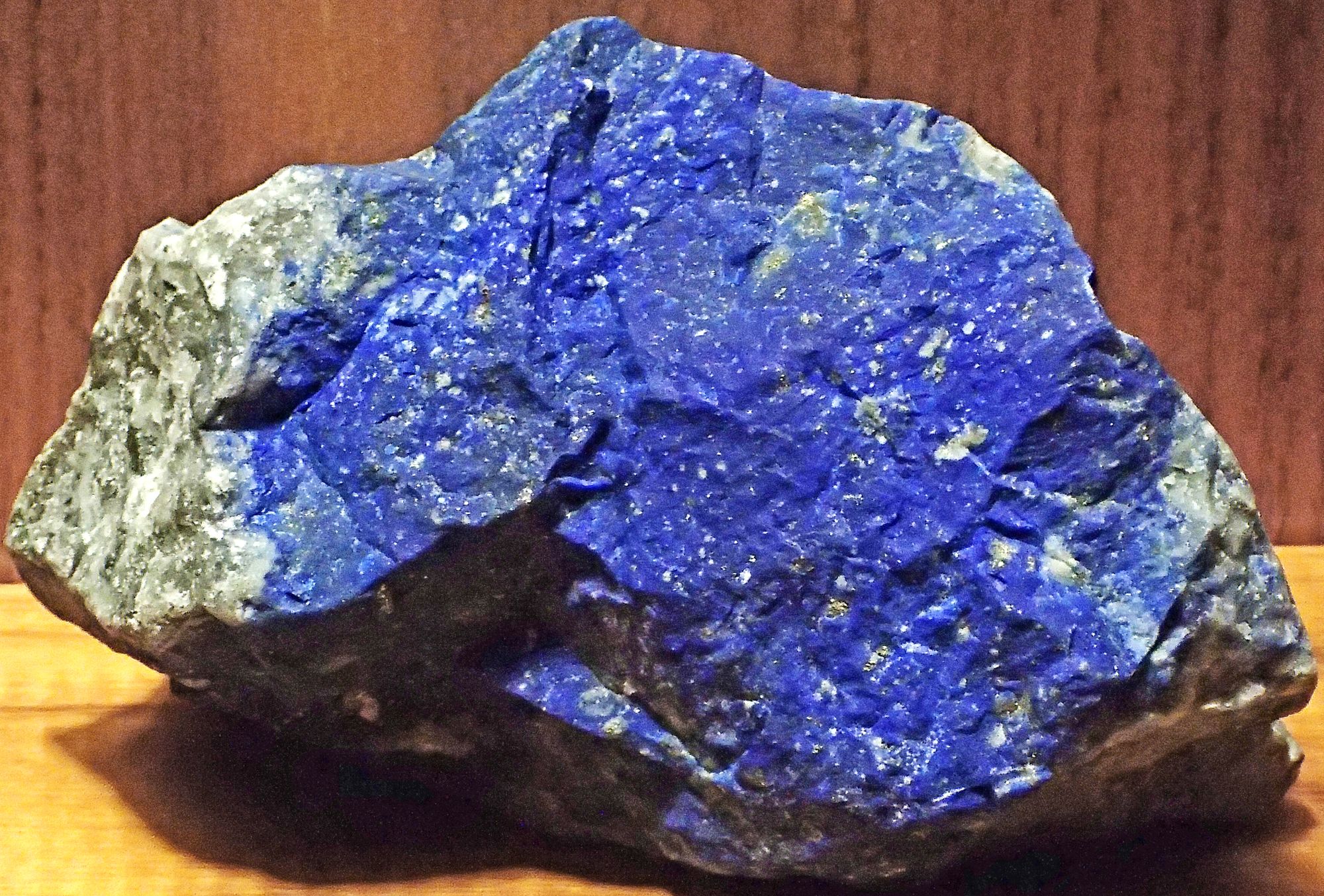 Lapislázuli de Flor de los Andes en caliza pirítica, Denver Museum of Nature &amp; Science.