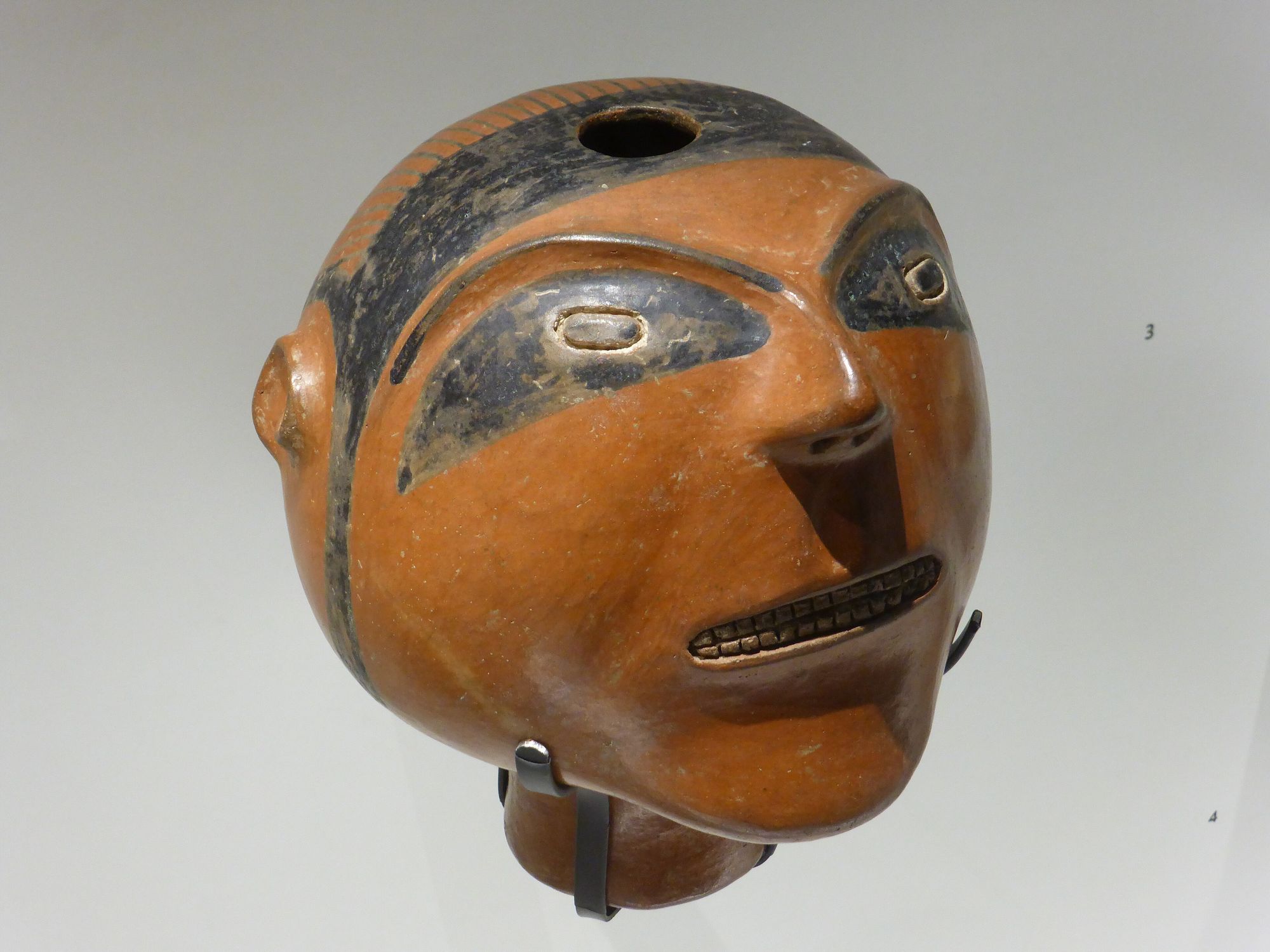 Paqcha diaguita-inca, vaso ceremonial con rostro. Museo del Limarí.