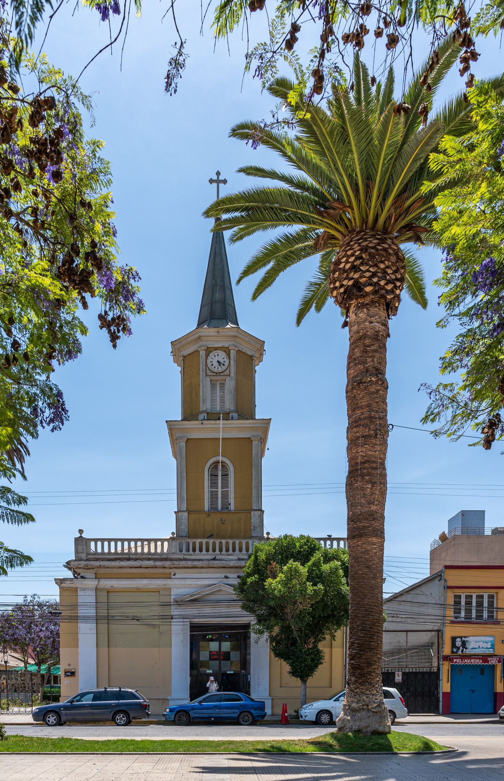 San Vicente Ferrer. Iglesia parroquial frente a la Plaza de Armas de Ovalle, inaugurada en 1888.
