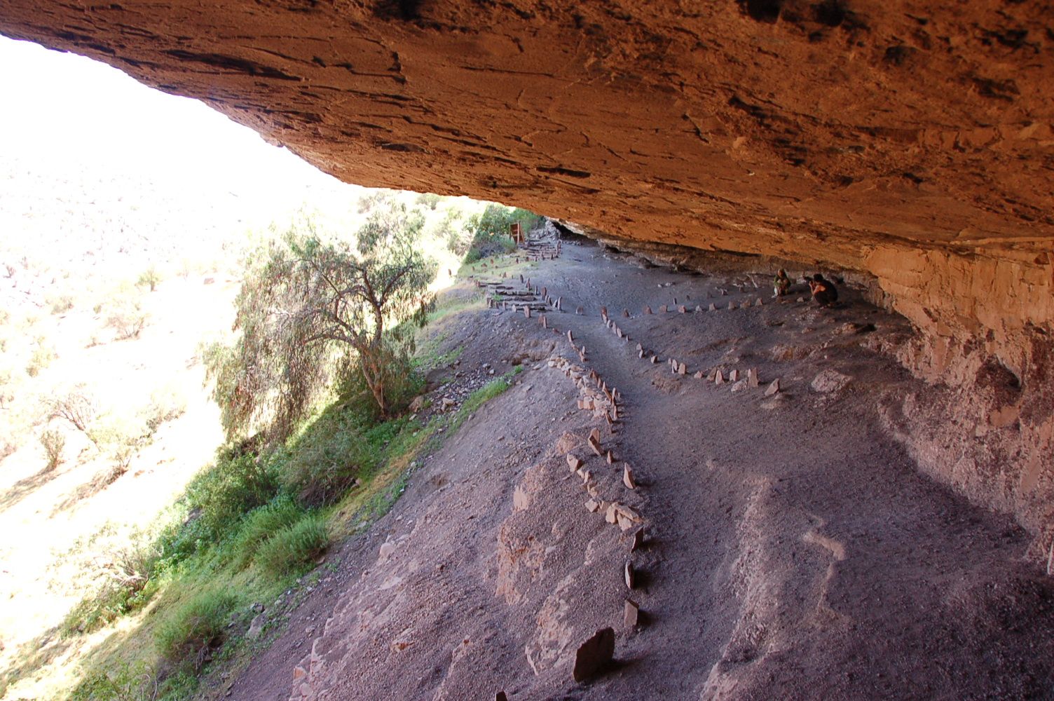 Alero de Pichasca. Interior del gran alero rocoso del monumento.