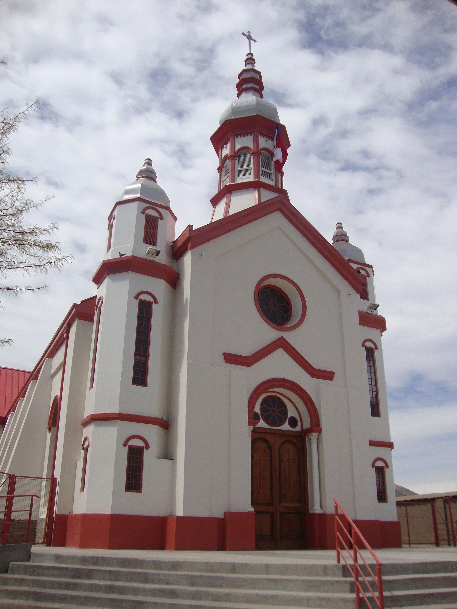 Iglesia de Sotaquí. Adobe, molduras rojas, tres torres tras el sismo de 1943.