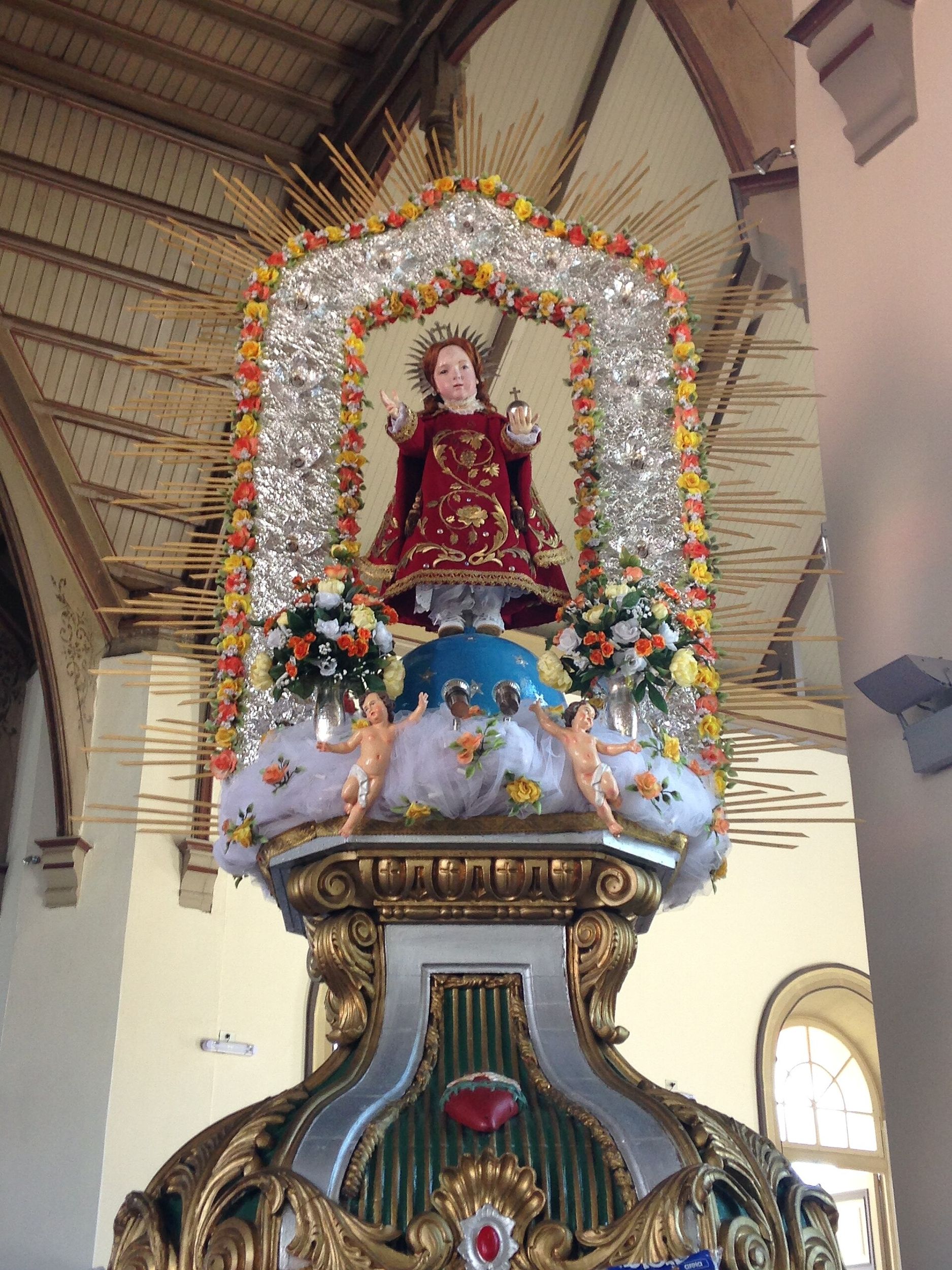 El Niño Dios de Sotaquí en su anda dentro de la iglesia.