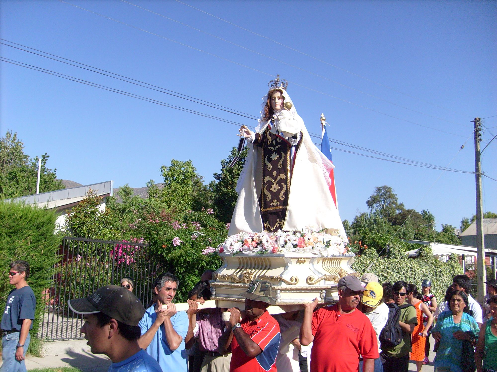Virgen del Carmen en andas por una calle de Sotaquí, durante la fiesta del Niño Dios.