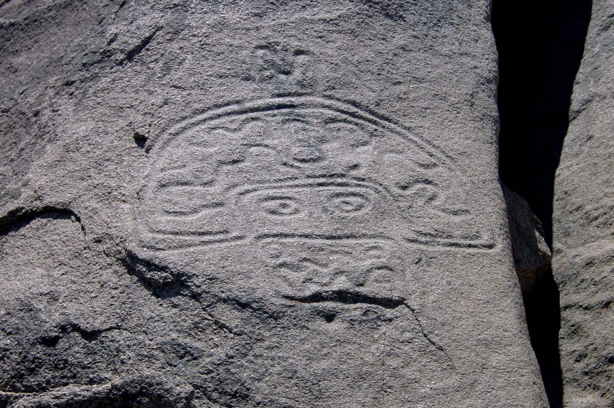 Rostro mascariforme con tocado. Petroglifo del Valle del Encanto.